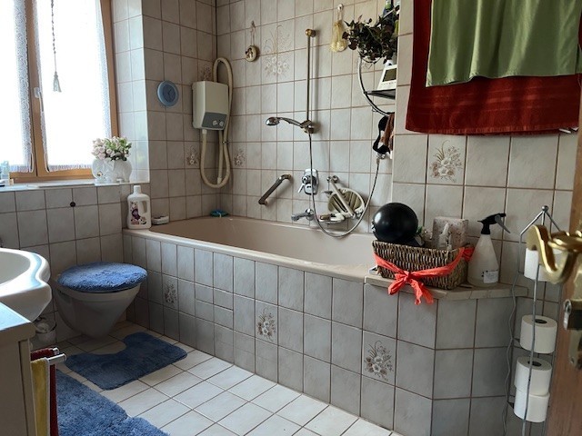 Bad mit Wanne u. Dusche