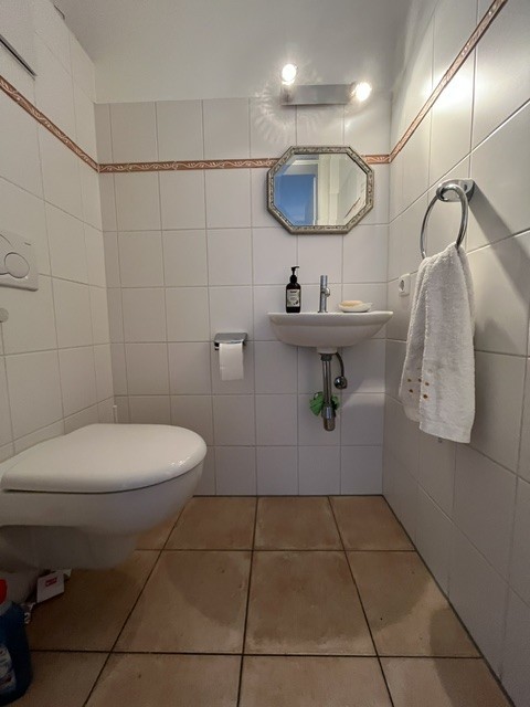 Gäste-WC, OG, KI-gestützte Darstellung