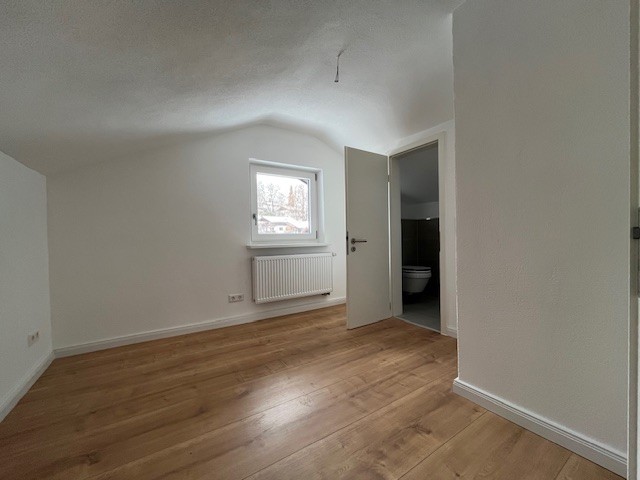 Whg. 3 - Zimmer mit Bad im DG