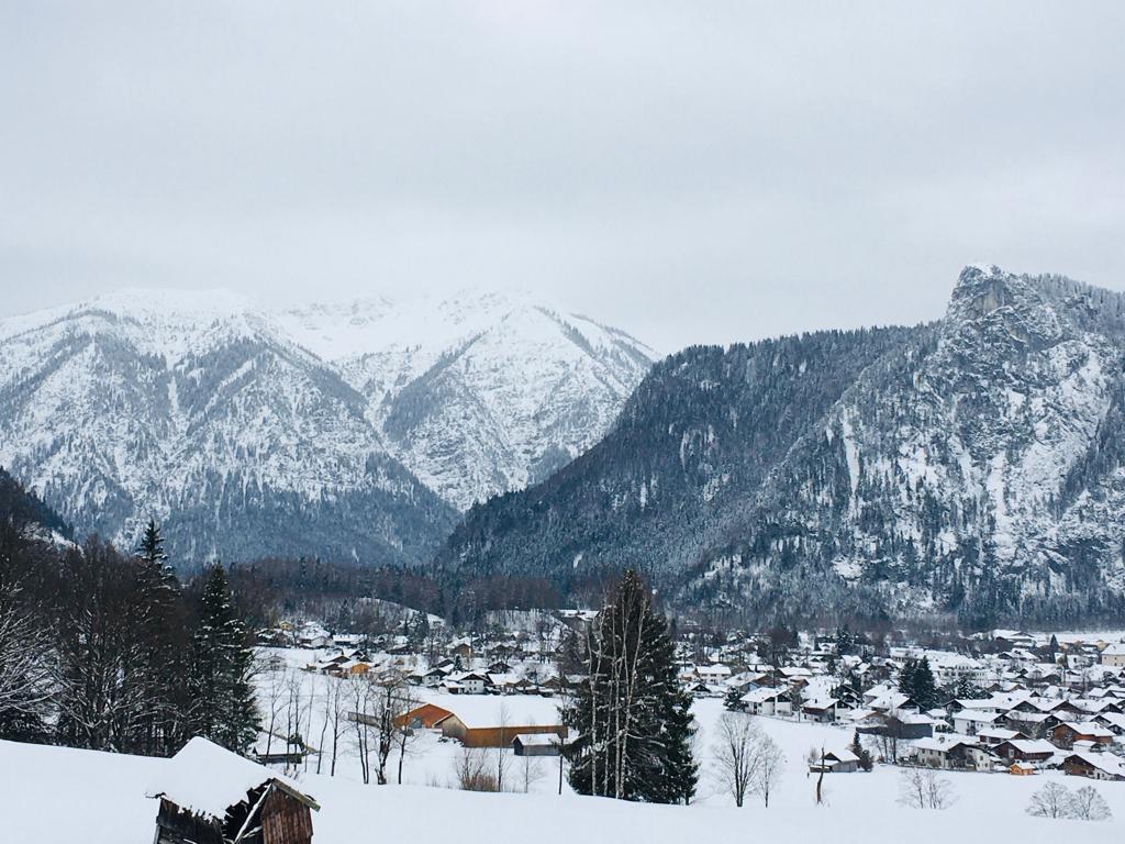 Dorf Oberammergau im Winter