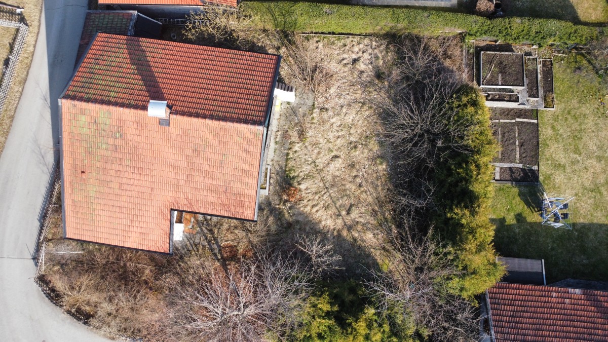 Grundstück mit altem Haus, KI-gestützte Darstellun